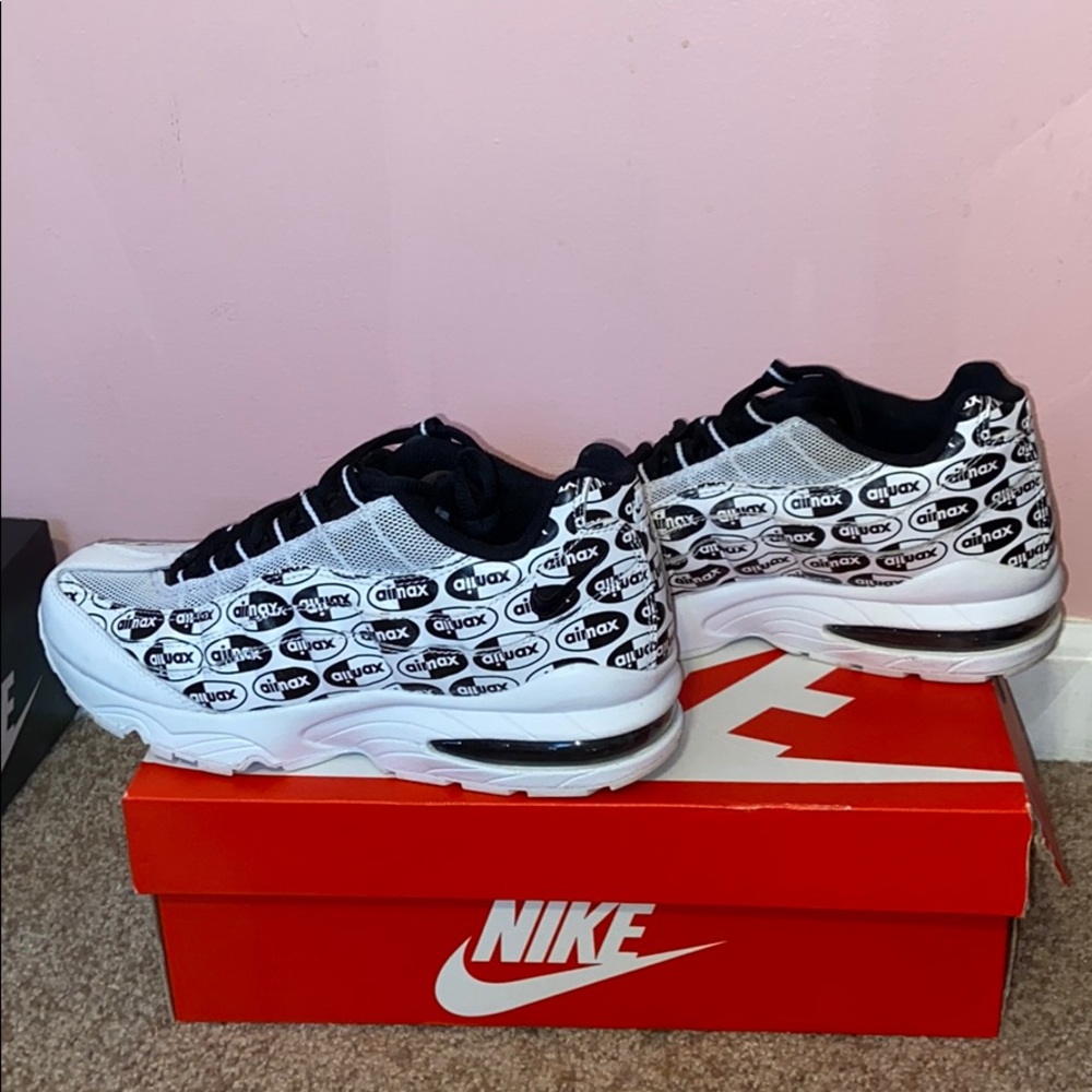 Black and white nike airmax